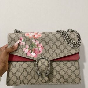 Gucci Medium GG Supreme Shoulder Bag